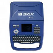 Принтер BRADY M710-WB-QWERTY-EU с базовым ПО BWS, англ. клавиатура. В компл: жесткий кейс,  литий-ионный аккумулятор, адаптер, USB кабель, переходник для материалов M610/M611, быстрый старт, риббон черн. M7-R6000, материал M7C-1000-595-WT, brd317811